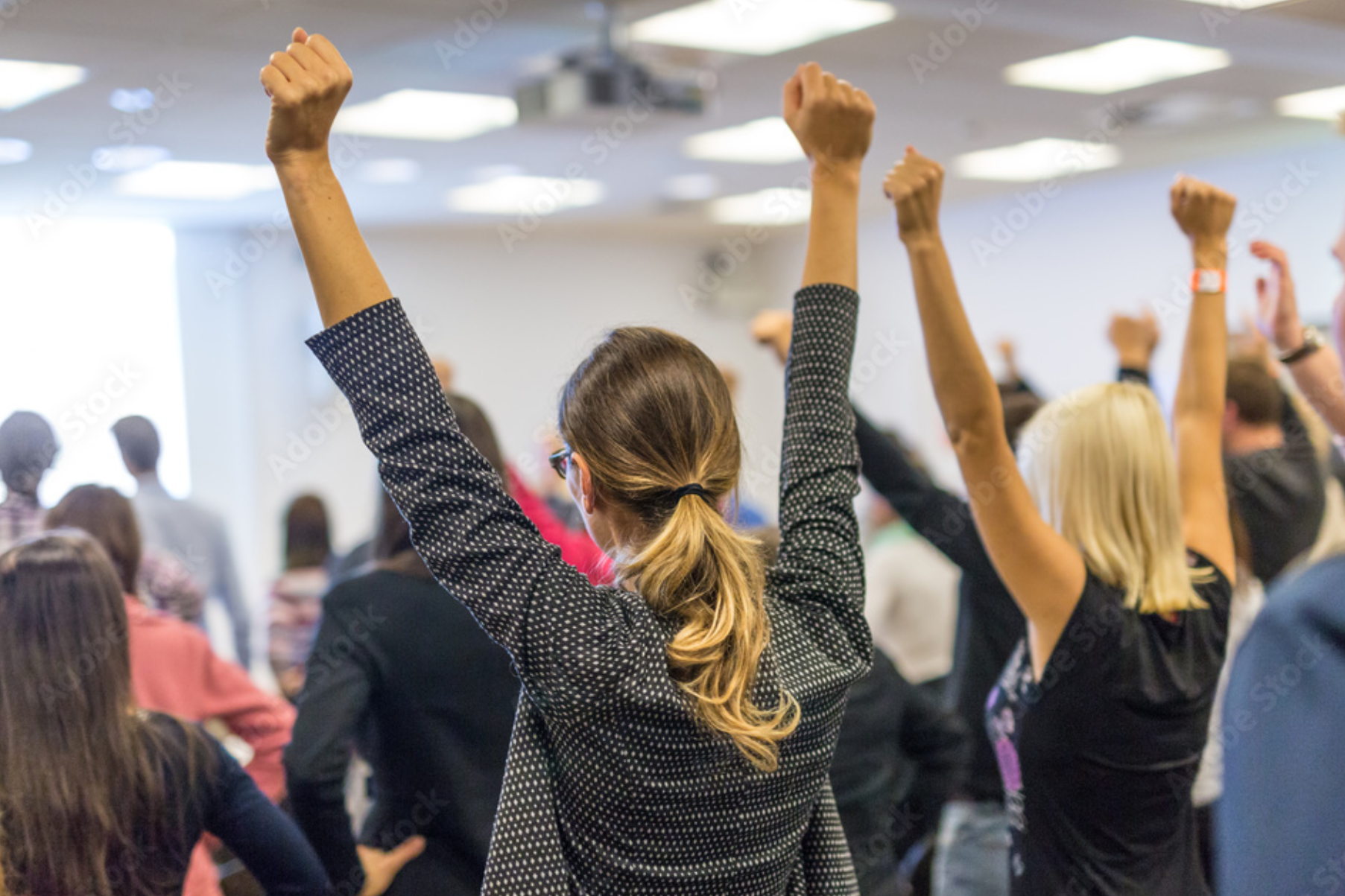 Symbolbild Projektmanagement – Teamarbeit am Tisch